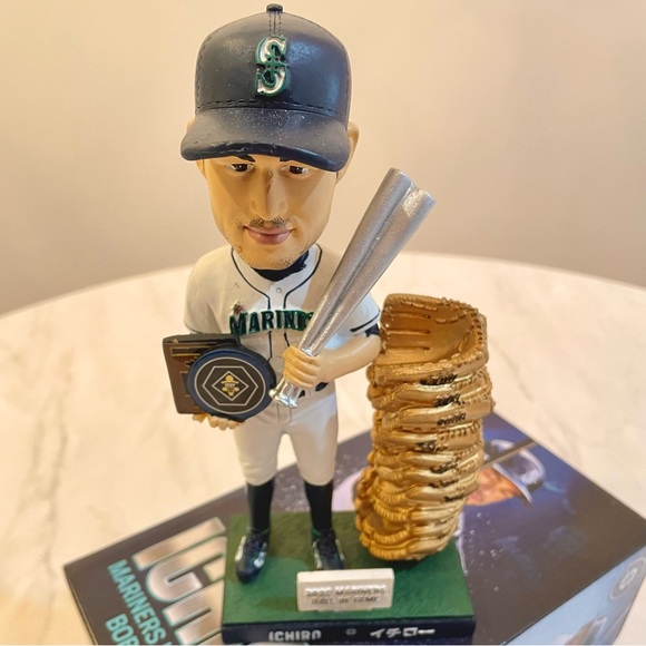 Seattle Mariners Ichiro Suzuki HOF Bobblehead - Picture 2 of 5